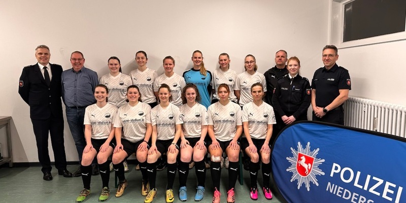 POL-HI: Fußball-Damenmannschaft des PSV Grün-Weiß Hildesheim wirbt zukünftig mit neuen Trikots für Nachwuchs bei der Polizei - Foto: presseportal.de