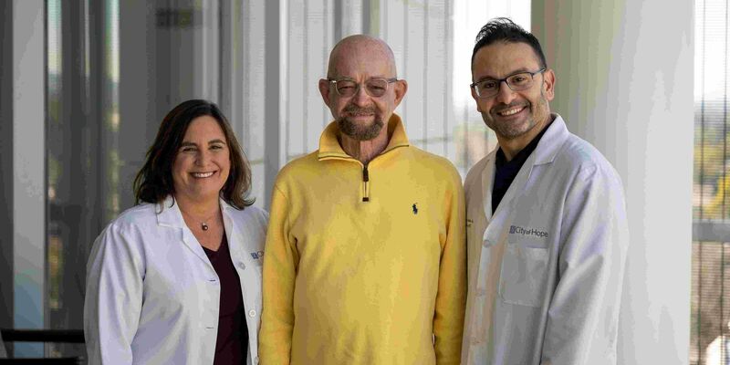 Paul Edmonds (M) mit Medizinern der Krebsklinik City of Hope. - Foto: City Of Hope/EurekAlert!/dpa