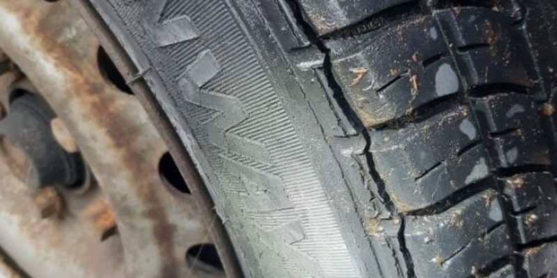 POL-SE: Bark/B 206 - Kontrolle eines Pkw mit Anhänger - schwere Reifenschäden führen zur Untersagung der Weiterfahrt - Foto: presseportal.de