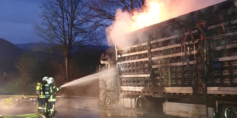 FW-OE: brennender Leergut-LKW - Foto: presseportal.de
