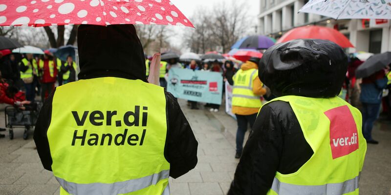 Im festgefahrenen Tarifstreit des Einzelhandels hat die Gewerkschaft Verdi Beschäftigte bundesweit zu Warnstreiks aufgerufen. - Foto: Stefan Rampfel/dpa