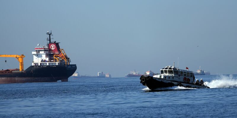 Die türkische Küstenwache hat Rettungsboote und ein Flugzeug entsandt, um die Schiffsbesatzung zu finden. (Symbolbild) - Foto: Khalil Hamra/AP/dpa