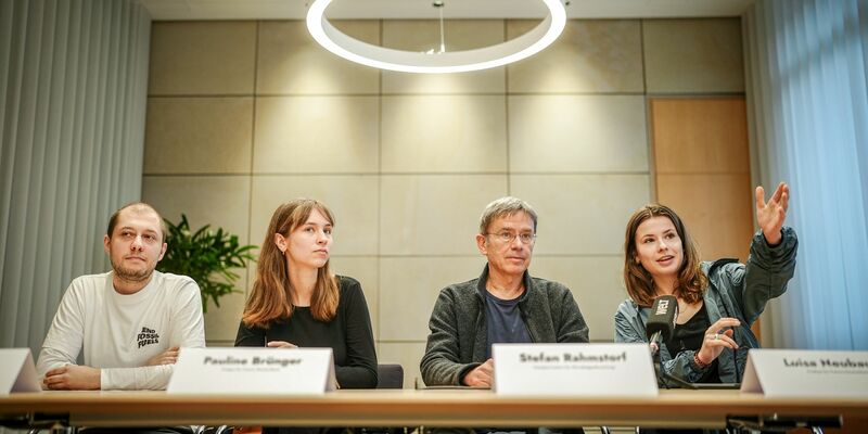 Ole Horn, Pauline Brünger von Fridays For Future, Stefan Rahmsdorf, Potsdam-Institut für Klimafolgenforschung, und Luisa Neubauer, ebenfalls Fridays For Future (v.l.n.r.). - Foto: Kay Nietfeld/dpa