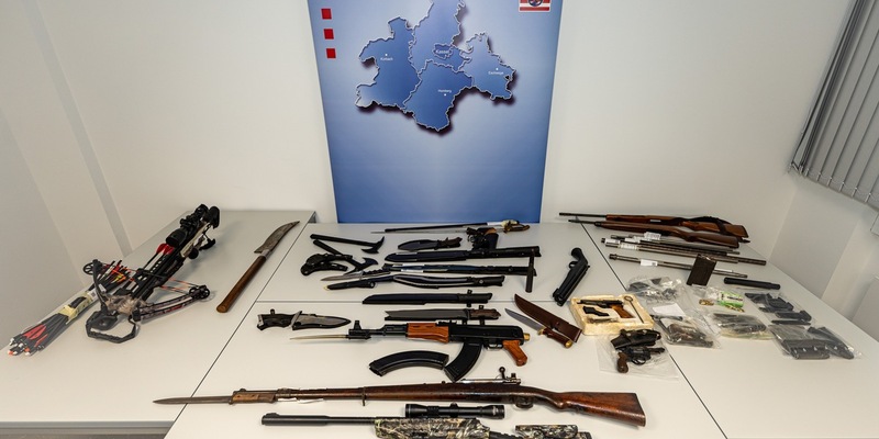 POL-KS: Durchsuchung nach Hinweis: Illegale Waffensammlung und NS-Devotionalien bei 40-Jährigem in Fuldatal entdeckt - Foto: presseportal.de