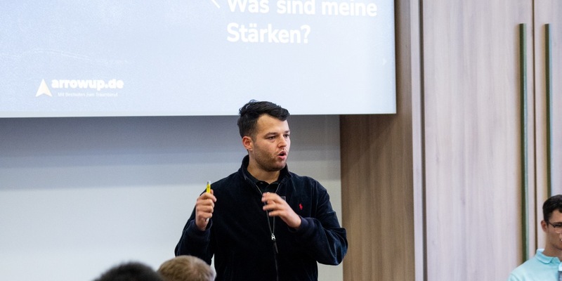 Vom Hörsaal in den Traumjob: Valentin Meyfarth von ArrowUp verrät, wie es möglich ist, schon kurze Zeit nach dem Studium sechsstellige Beträge zu verdienen - Foto: presseportal.de