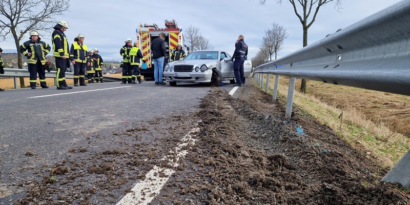 FW VG Westerburg: Junger Fahrer kracht auf Bundesstraße 255 in Leitplanke - Foto: presseportal.de