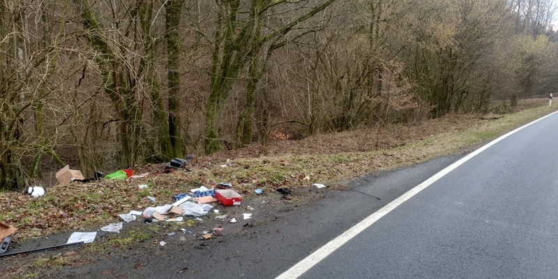 POL-LDK: Illegal in Nanzenbach Müll entsosrgt+Wieder PKW-Diebstahl in Aßlar+Feuer in Dachgeschosswohnung in Lahnau-Atzbach+Einbrecher am Werk+Gurtmuffel im Visier+Nachtrag zur unfallflucht in Haiger - Foto: presseportal.de