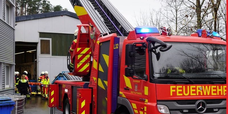 FW-PL: Feuerwehr rettet abgestürzten Gabelstaplerfahrer - Foto: presseportal.de