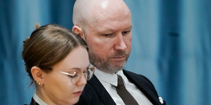 Anders Behring Breivik und seine Anwältin während einer Gerichtsverhandlung. - Foto: Cornelius Poppe/NTB Scanpix/AP/dpa