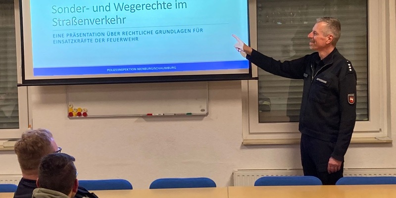 POL-NI: Informationsabend für die Feuerwehr zu Sonder-und Wegerechten - Foto: presseportal.de