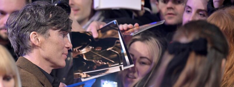 Heiß begehrt: Cillian Murphy gibt am Eröffnungsabend der Berlinale Autogramme. - Foto: Hannes P Albert/dpa