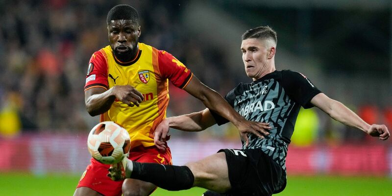 Die Freiburger um Roland Sallai (r) erspielten sich in Lens eine gute Ausgangslage fürs Weiterkommen. - Foto: Thibault Camus/AP/dpa