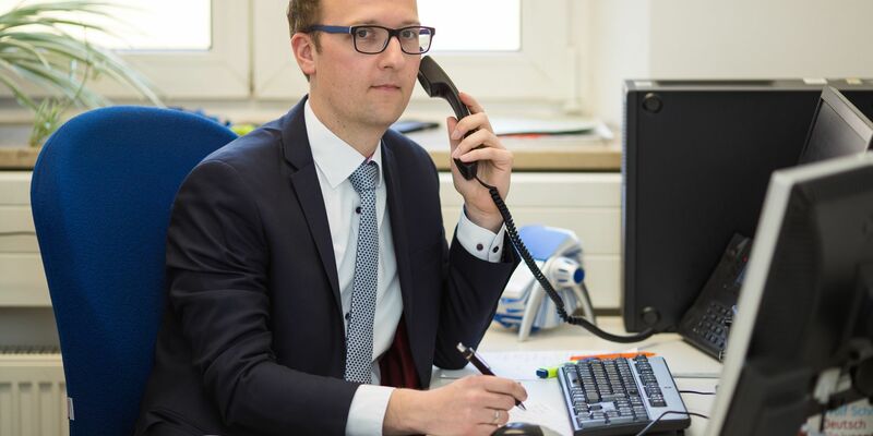 Florian Endres leitet die Beratungsstelle Radikalisierung beim Bundesamt für Migration und Flüchtlinge (Bamf), die seit 2012 besteht. - Foto: Daniel Karmann/dpa