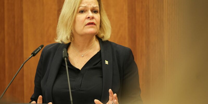 Die derzeitigen Aggressionen hätten mit scharf geführtem demokratischem Streit nichts mehr zu tun, so Bundesinnenministerin Nancy Faeser. - Foto: Hannes P Albert/dpa