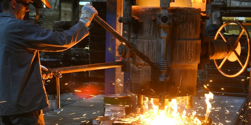 Das Auftragsvolumen lag 2023 Gesamtmetall zufolge 5,1 Prozent unter dem Wert des Vorjahres. - Foto: Waltraud Grubitzsch/dpa-Zentralbild/dpa