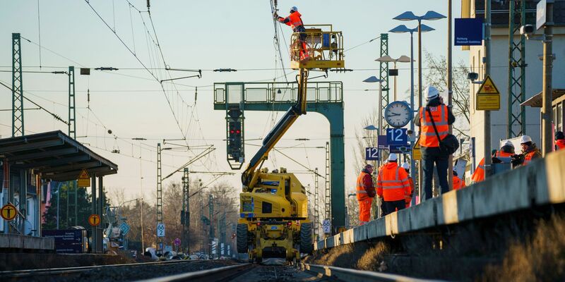 Die Riedbahn soll ab Mitte Juli für fünf Monate gesperrt und komplett saniert werden. - Foto: Andreas Arnold/dpa