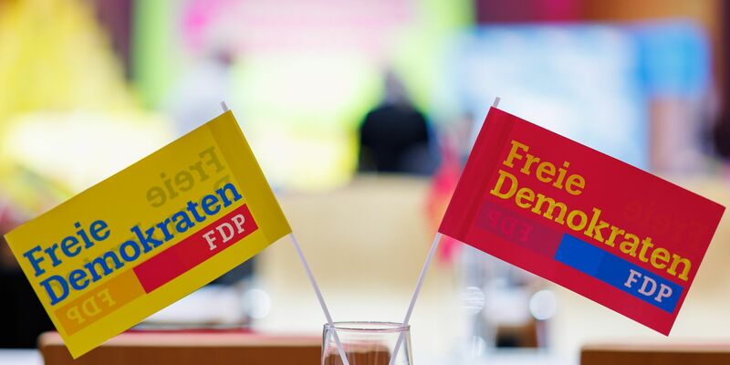 Bei der letzten Mitgliederbefragung hatte es nur eine überaus knappe Mehrheit für einen Verbleib in der Ampel-Koalition gegeben. - Foto: Daniel Karmann/dpa