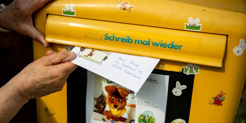 Der Osterhase Hanni Hase und sein Team wollen jedes Schreiben beantworten. - Foto: Sina Schuldt/dpa