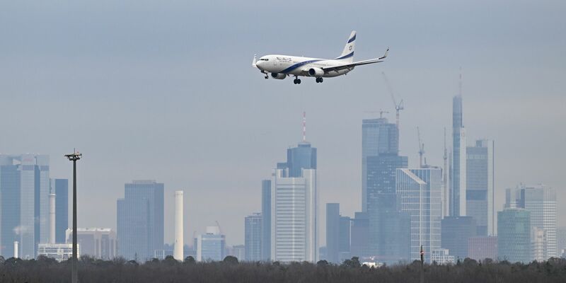 Der Flughafenbetreiber Fraport AG feiert in diesem Jahr sein 100-jähriges Bestehen. - Foto: Arne Dedert/dpa