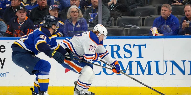 Warren Foegele (37) von den Edmonton Oilers beschützt den Puck gegen Matthew Kessel. - Foto: Scott Kane/AP/dpa