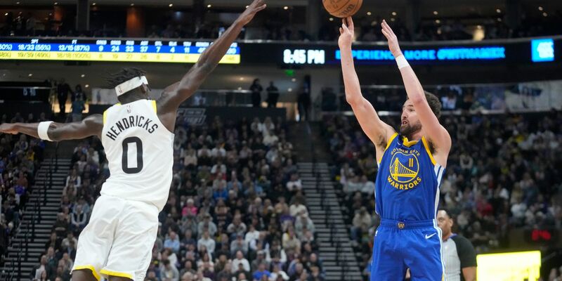 Klay Thompson (r) war mit einem persönlichen Saisonbestwert von 35 Punkten bester Werfer der Golden State Warriors. - Foto: Rick Bowmer/AP/dpa