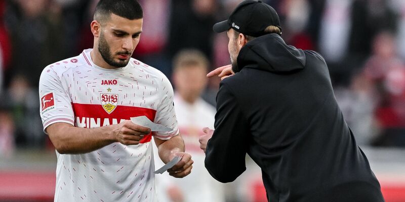 Stuttgarts Trainer Sebastian Hoeneß (r) schwärmt von Torjäger Deniz Undav (l). - Foto: Harry Langer/dpa
