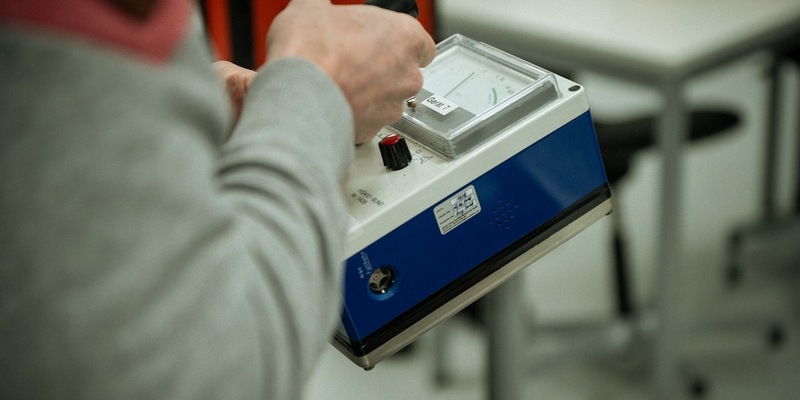 FW-SE: Gefahrgutzug Segeberg spendet Strahlungsmessgeräte an Schulen zur Förderung des naturwissenschaftlichen Unterrichts - Foto: presseportal.de