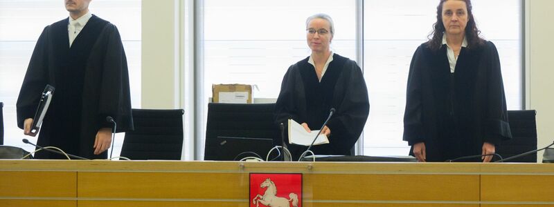 Die vorsitzende Richterin Uta Engemann (M.) mit den Richtern Timo Schmidt (l.) und Anke Hesse (r) zu Prozessbeginn im Gerichtssaal. - Foto: Julian Stratenschulte/dpa