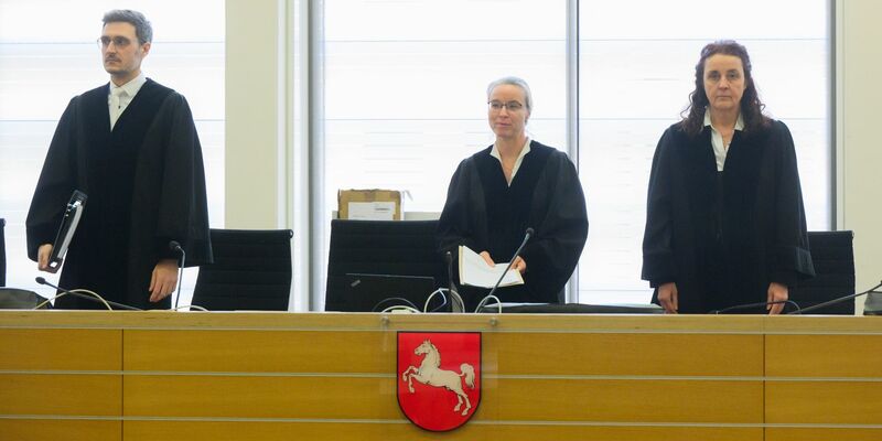 Die vorsitzende Richterin Uta Engemann (M.) mit den Richtern Timo Schmidt (l.) und Anke Hesse (r) zu Prozessbeginn im Gerichtssaal. - Foto: Julian Stratenschulte/dpa