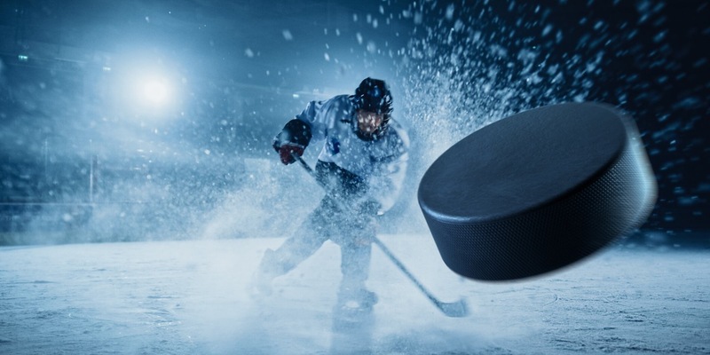 New York, New York: Die NHL startet am Sonntag mit spektakulärem Derby auf ProSieben MAXX - Foto: ProSieben MAXX/Adobe Stock/Gorodenkoff, presseportal.de