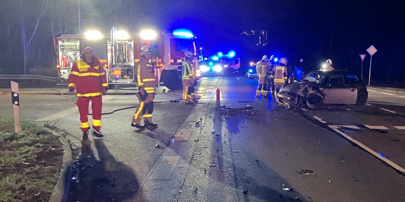 FW Grevenbroich: Drei Verletzte bei Verkehrsunfall in Neurath - Foto: presseportal.de