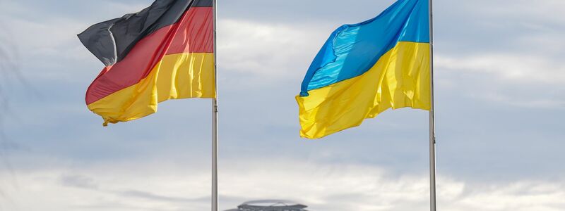 Die Flaggen von Deutschland und der Ukraine wehen vor dem Bundestag. - Foto: Michael Kappeler/dpa