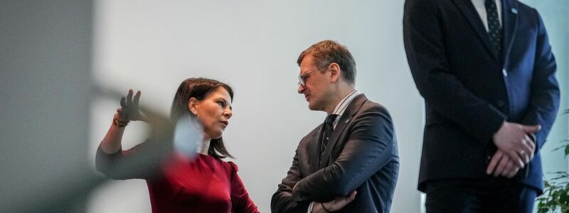 Außenministerin Annalena Baerbock im Gespräch mit ihrem ukrainischen Amtskollegen Dmytro Kuleba. - Foto: Kay Nietfeld/dpa