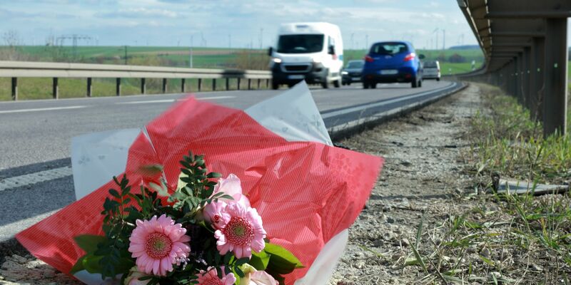 Blumen an der Unfallstelle an der Bundesstraße B247 (Archivbild). - Foto: Michael Reichel/dpa