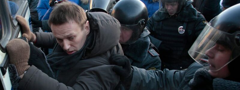 Polizeibeamte nehmen Alexej Nawalny während einer nicht genehmigten Kundgebung auf dem Lubjanka-Platz in Moskau fest. - Foto: Pavel Golovkin/AP