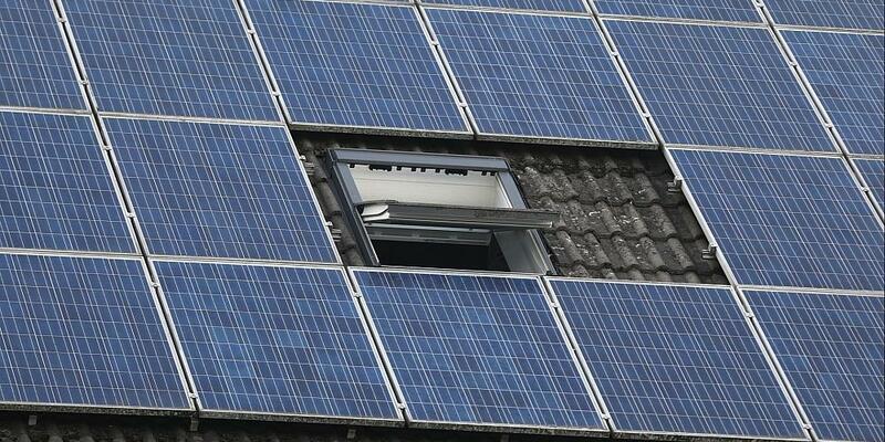 Solarzellen auf einem Dach (Archiv) - Foto: über dts Nachrichtenagentur