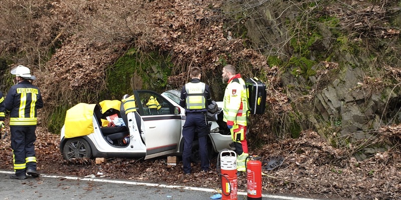 FW Schalksmühle: Verkehrsunfall auf der Volmestraße - technische Rettung durch Feuerwehr - Foto: presseportal.de