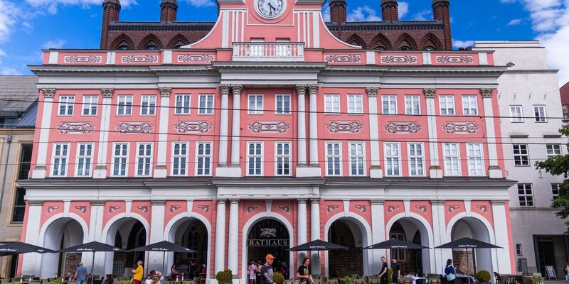 Das historische Rathaus von Rostock mit dem Sitzungssaal der Bürgerschaft und Büros der Oberbürgermeisterin. - Foto: Jens Büttner/dpa