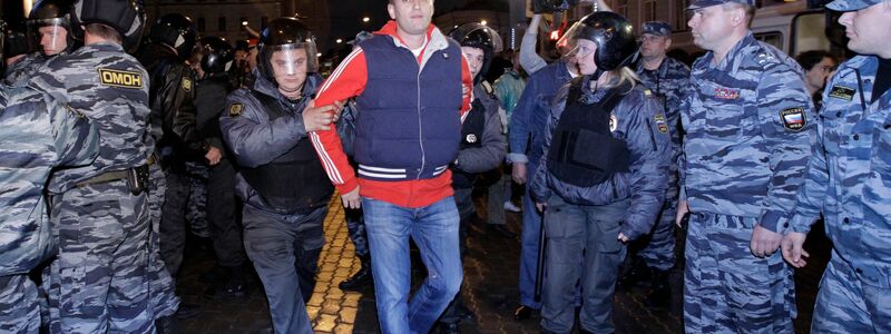 Die Polizei verhaftet Alexej Nawalny (M) mehrmals während Protesten - hier einen Tag nach Putins Amtseinführung 2012. - Foto: Sergey Ponomarev/AP