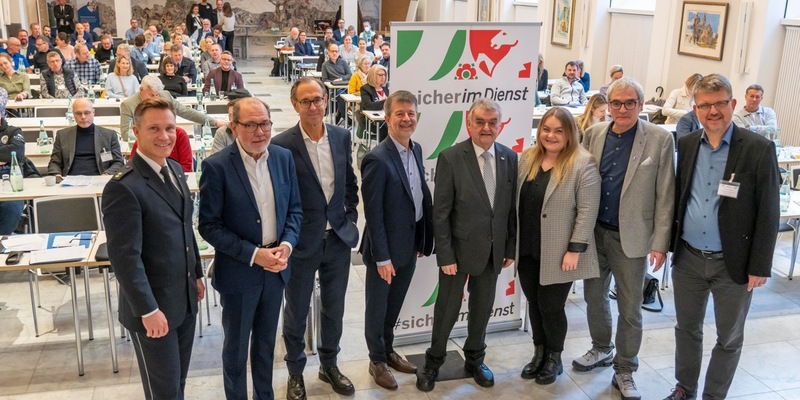 Mehr Schutz und Sicherheit von Beschäftigten im öffentl. Dienst - Fachtagung mit Experten, Praktikern und Wissenschaft an der Thomas-Morus-Akademie - Minister Reul: Auf jeden einzelnen kommt es an. - Foto: presseportal.de