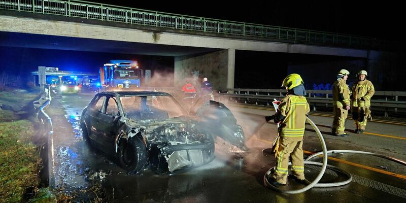 Die Feuerwehr löscht das brennende Fahrzeug des tatverdächtigen 49-Jährigen auf der Autobahn 1 bei Wildeshausen. - Foto: Ludger Tebben/Nord-West-Media TV/dpa