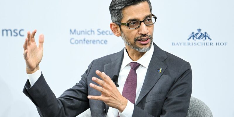 Google-Chef Sundar Pichai nimmt an der Münchner Sicherheitskonferenz teil. Tech-Giganten haben ein Abkommen gegen Wahlmanipulationen durch Künstliche Intelligenz geschlossen. - Foto: Tobias Hase/dpa