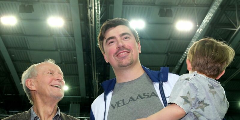 David Storl (M) wurde bei den deutschen Hallen-Meisterschaften in Leipzig verabschiedet. - Foto: Sebastian Willnow/dpa