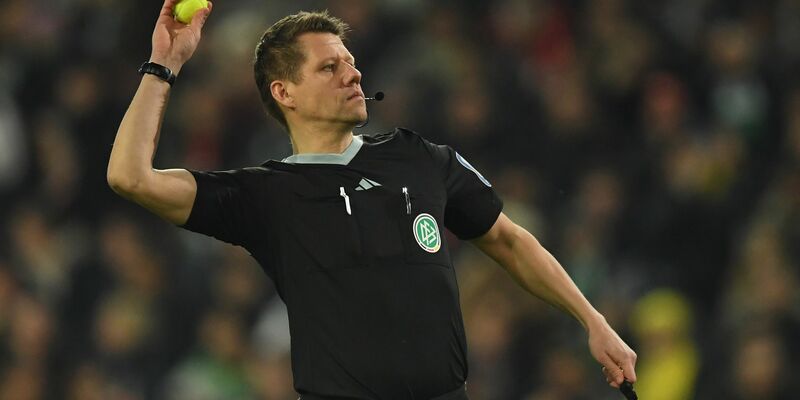 Schiedsrichter Patrick Ittrich wirft einen Tennisball vom Spielfeld. - Foto: Swen Pförtner/dpa