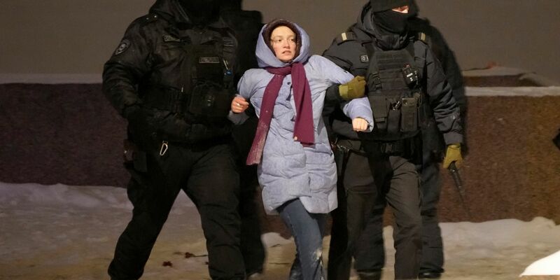 Auch in St. Petersburg wurden Menschen festgenommen, die Blumen für Nawalny niedergelegt hatten. - Foto: Uncredited/AP/dpa