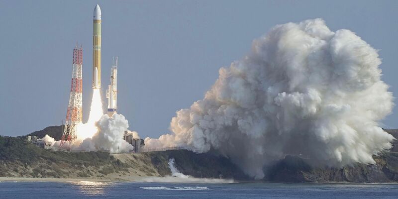 Eine H3-Rakete hebt vom Tanegashima Space Center in Kagoshima in Südjapan ab. - Foto: -/Kyodo News via AP/dpa