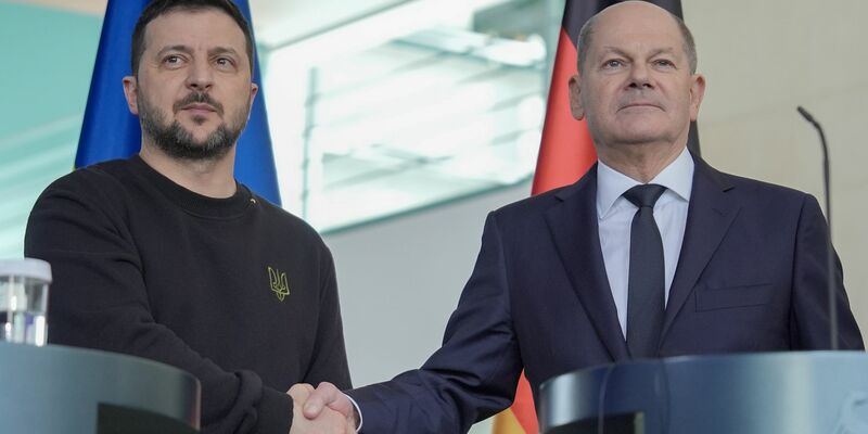 Bundeskanzler Olaf Scholz (rechts, SPD) ist für mehr diplomatische Bemühungen zur Beendigung des Ukraine-Kriegs und betonte sein gutes Verhältnis zum ukrainischen Präsidenten Wolodymyr Selenskyj. - Foto: Michael Kappeler/dpa