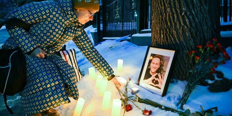 Auch im kanadischen Montreal gedenken Menschen dem verstorbenen Nawalny. - Foto: Graham Hughes/The Canadian Press via AP/dpa