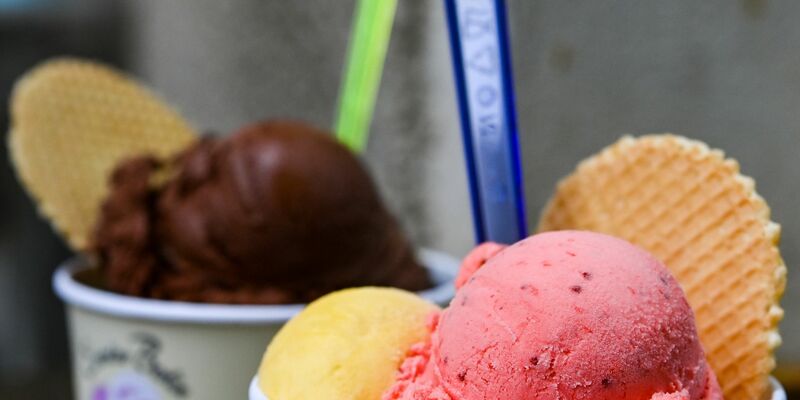 Ob ausgefallen, klassisch oder vegan - für jeden sollte etwas dabei sein, wenn am Wochenende die Eisdielen öffnen. - Foto: Jens Kalaene/dpa