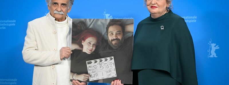 Die Schauspieler Esmail Mehrabi (l) und Lily Farhadpour kamen ohne ihre Regisseure zur Berlinale - zeigten sie aber auf einem Foto. - Foto: Soeren Stache/dpa